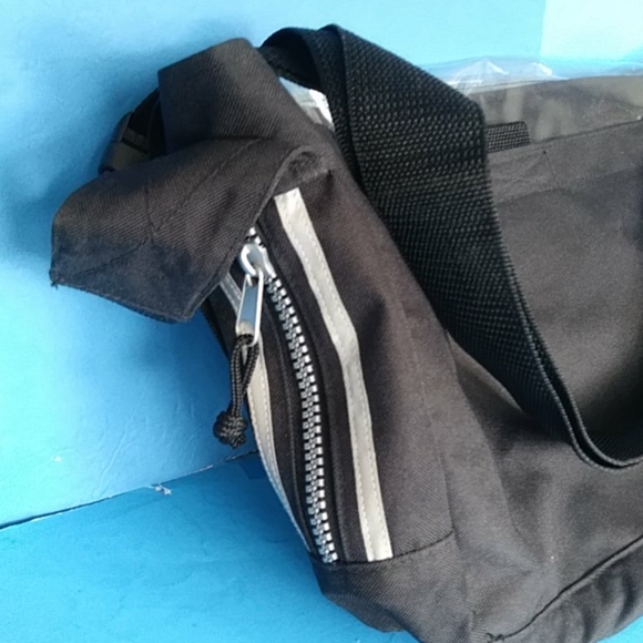 LIKE NEW AEROPOSTALE MESSENGER BAG - Picture 4 of 16